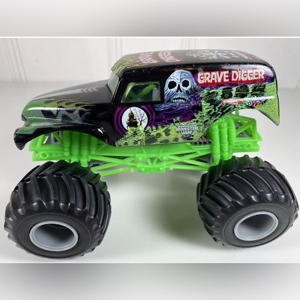 Hot Wheels Monster Jam Grave Digger Truck 1:24 Die cast Metal Mattel 4x Champ - Picture 3 of 9